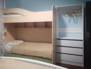 Двухэтажная кровать и мебель в спальне 2